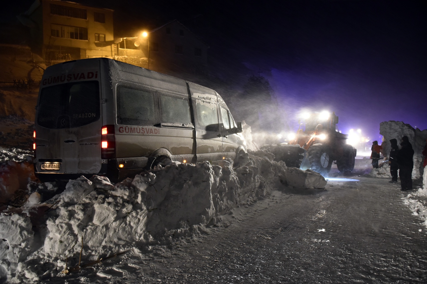 Çığdan zarar gören yolcu minibüsünün şoförü o anları anlattı 22