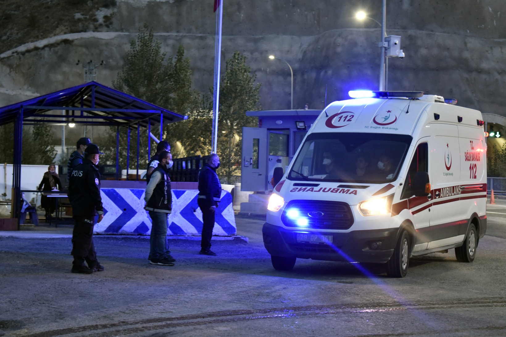 Karantinada olması gerekirken yola çıkınca trafik ekiplerine yakalandı 6