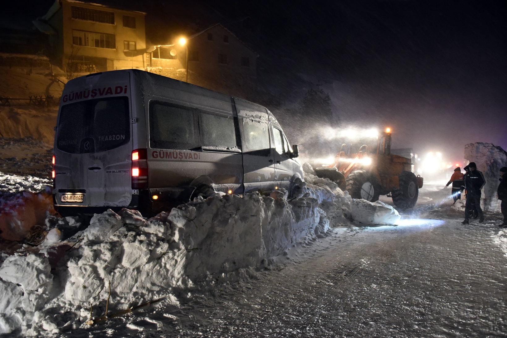 Çığdan zarar gören yolcu minibüsünün şoförü o anları anlattı 33