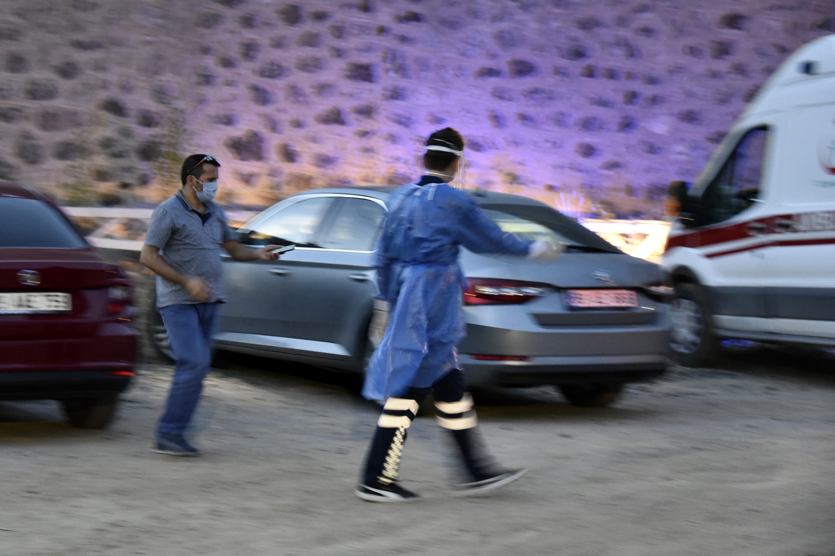 Karantinada olması gerekirken yola çıkınca trafik ekiplerine yakalandı 8