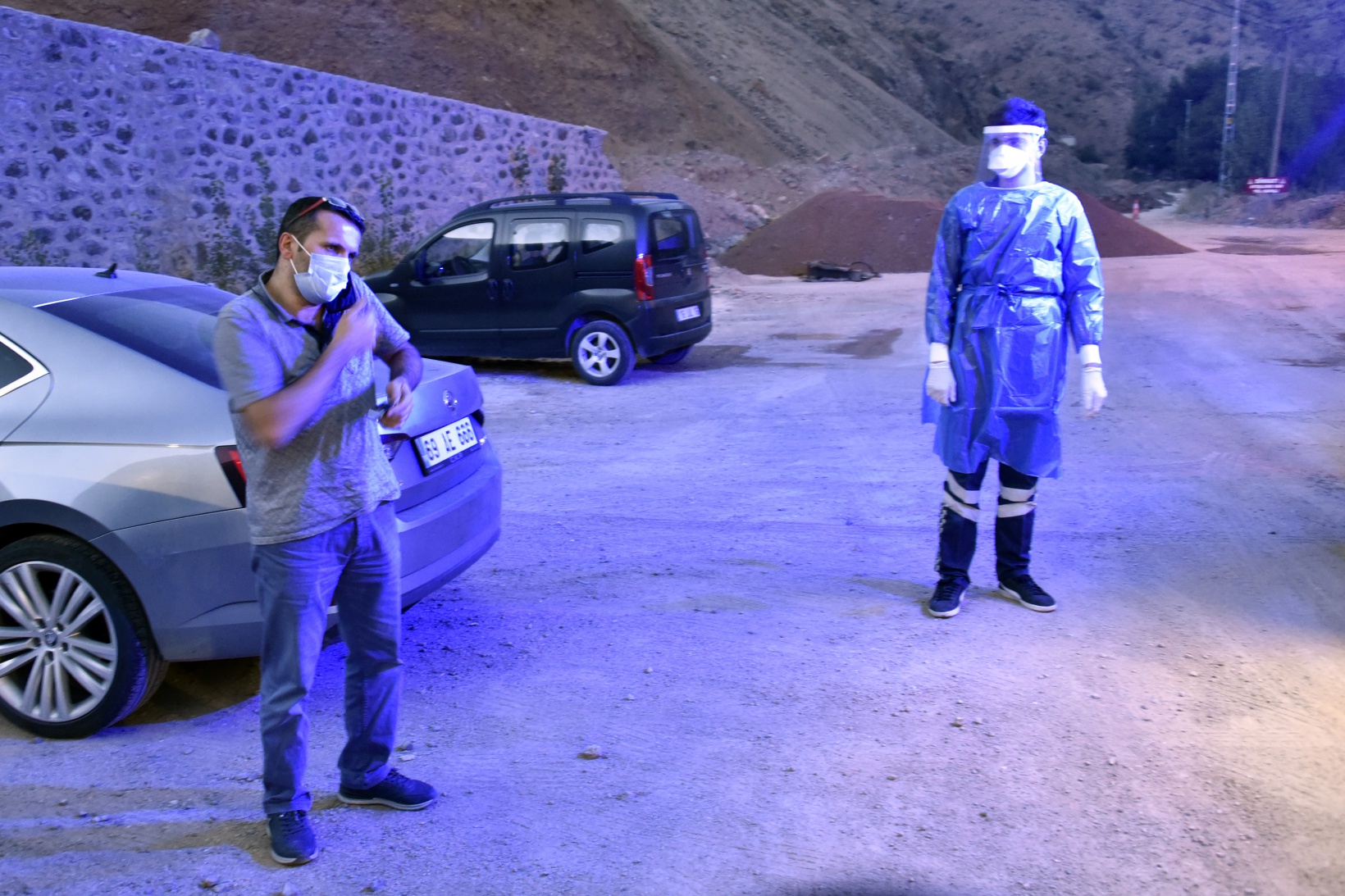 Karantinada olması gerekirken yola çıkınca trafik ekiplerine yakalandı 9