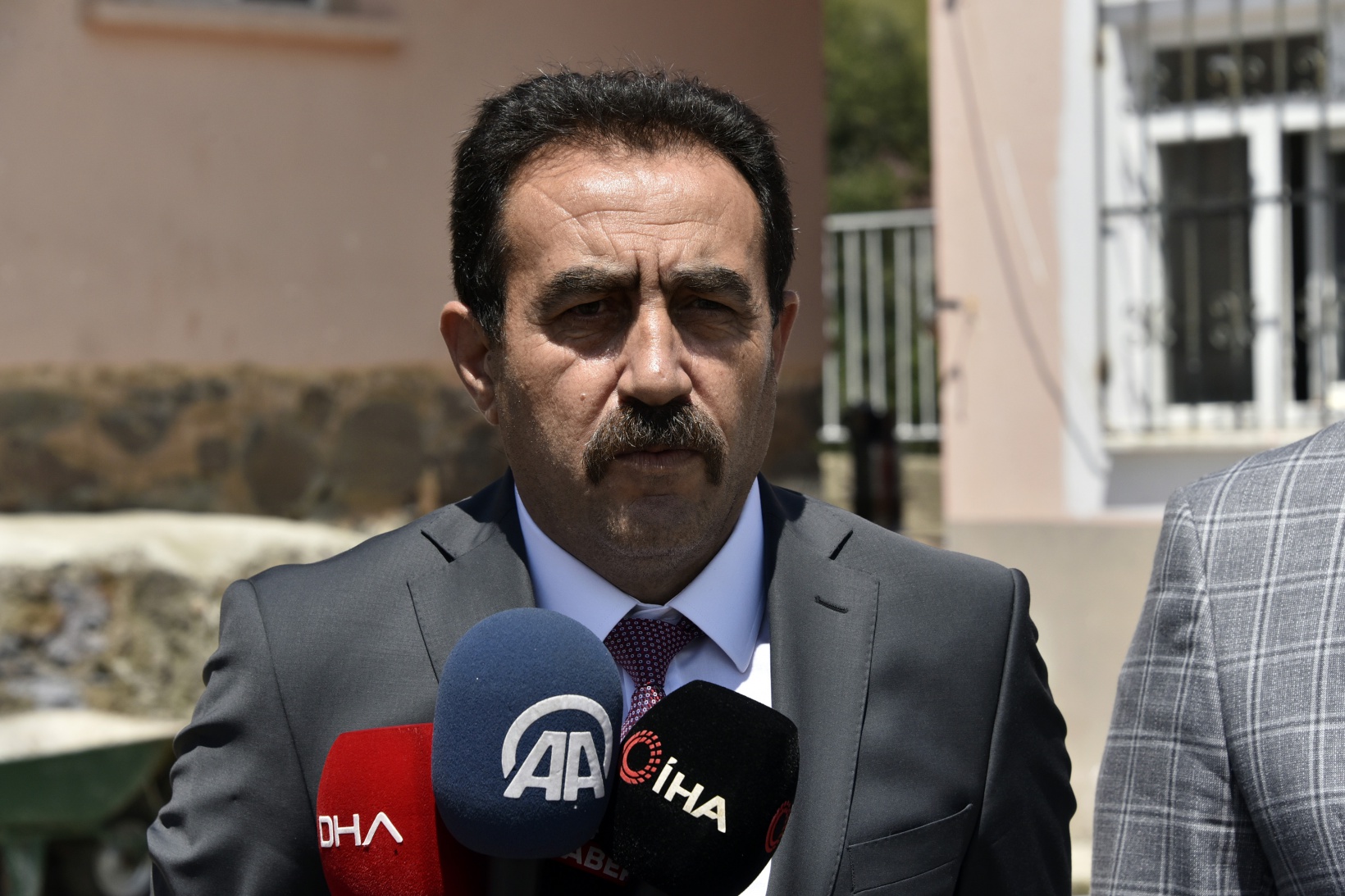 Gümüşhane’deki en uzak köy okulunun tamiratını polisler yaptı 13