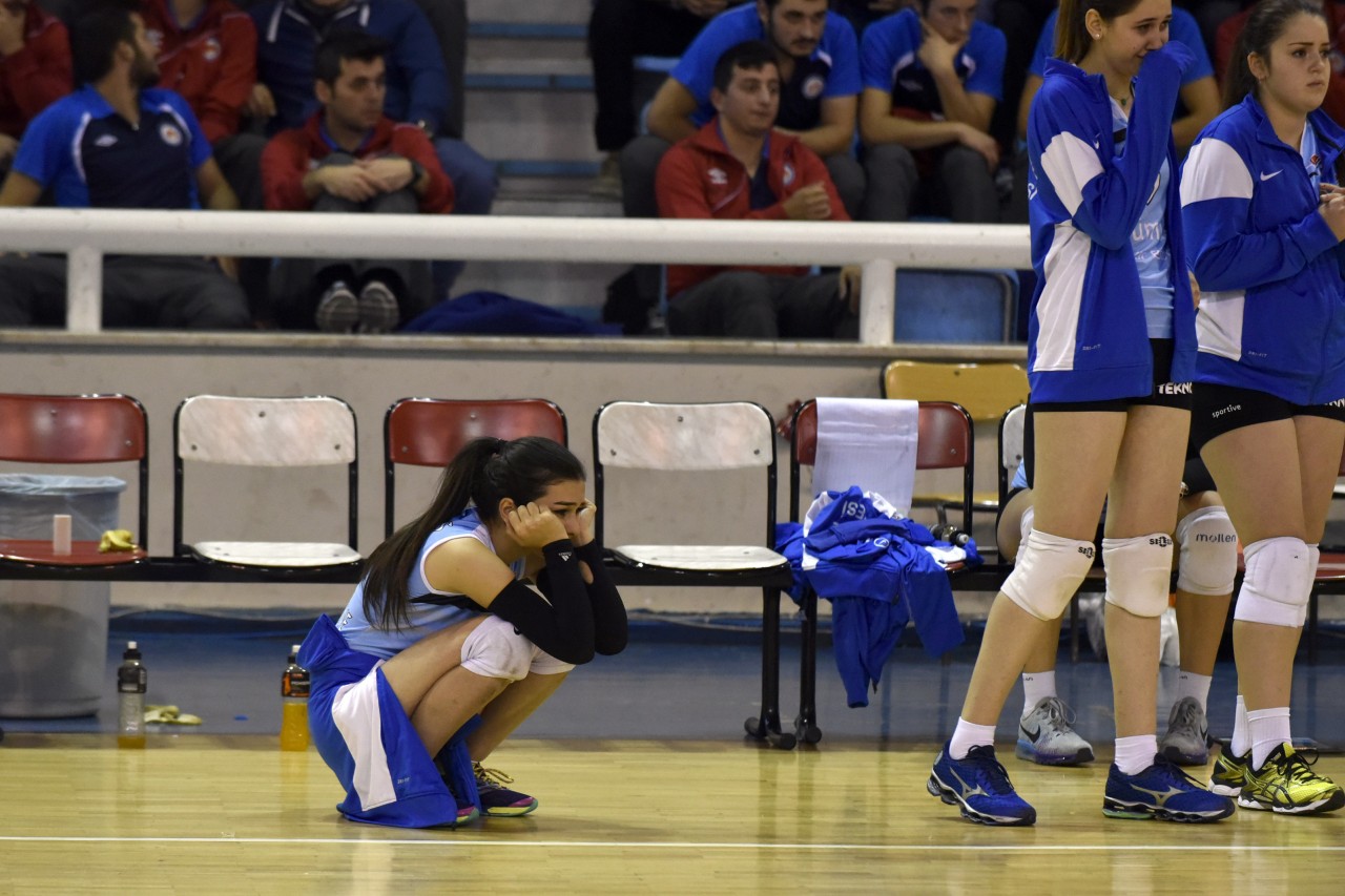 Olmadı kızlar: 2-3 25