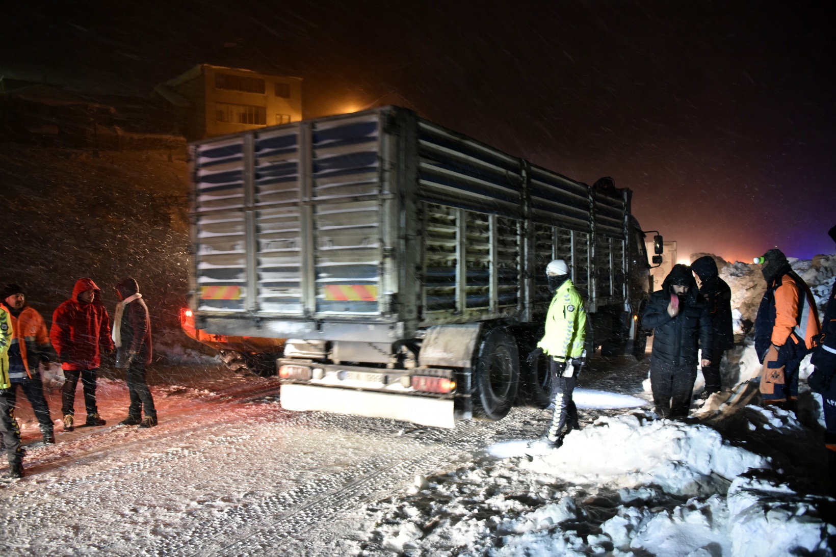 Çığdan zarar gören yolcu minibüsünün şoförü o anları anlattı 37