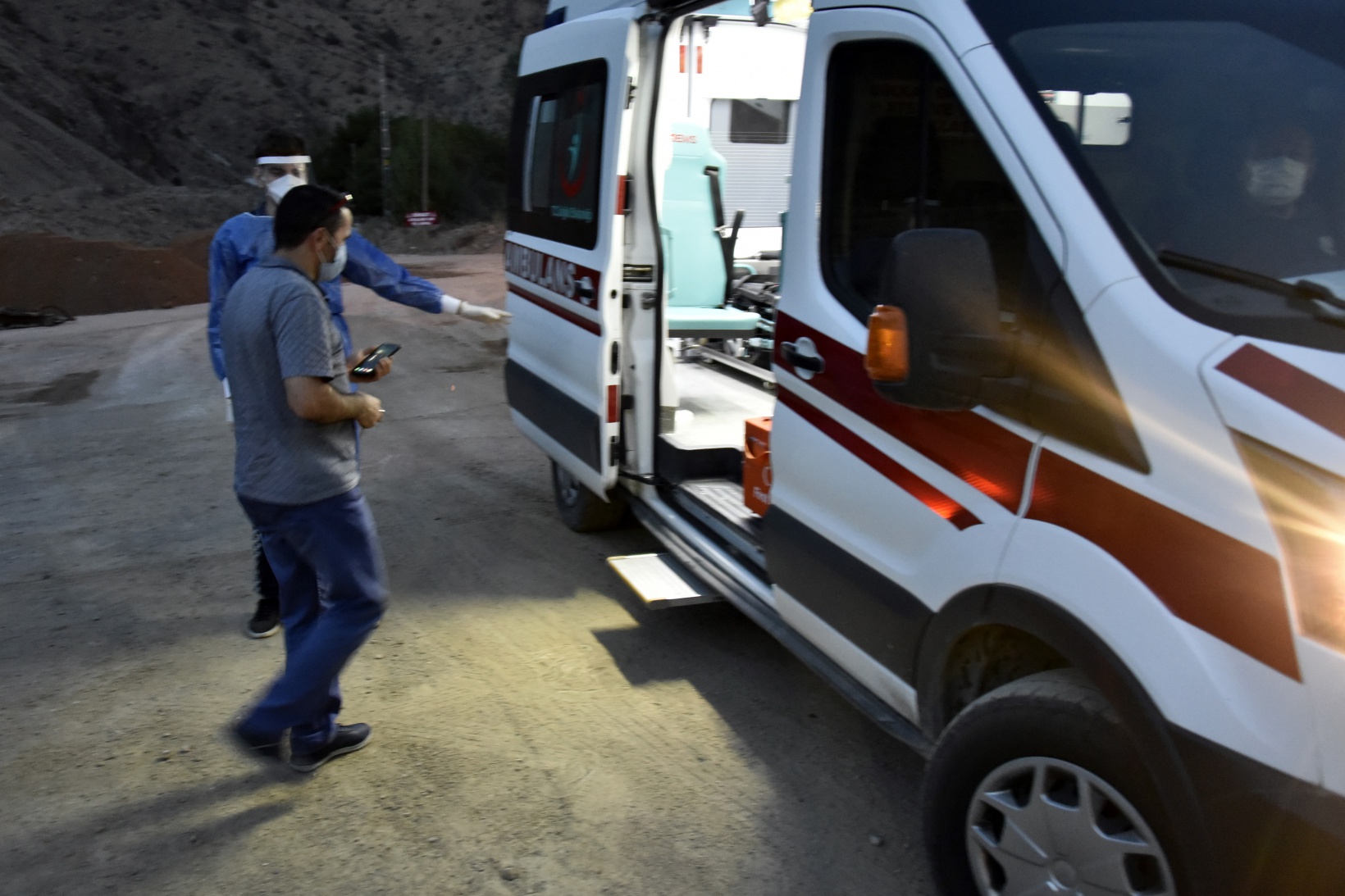Karantinada olması gerekirken yola çıkınca trafik ekiplerine yakalandı 7