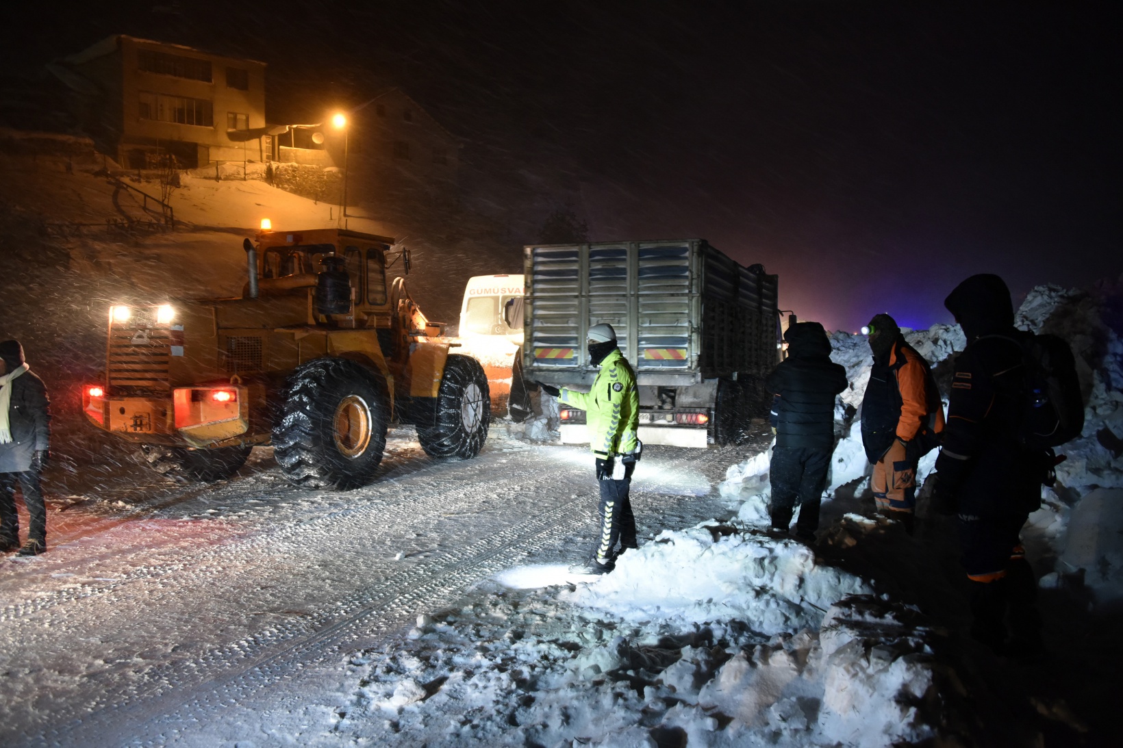 Çığdan zarar gören yolcu minibüsünün şoförü o anları anlattı 41