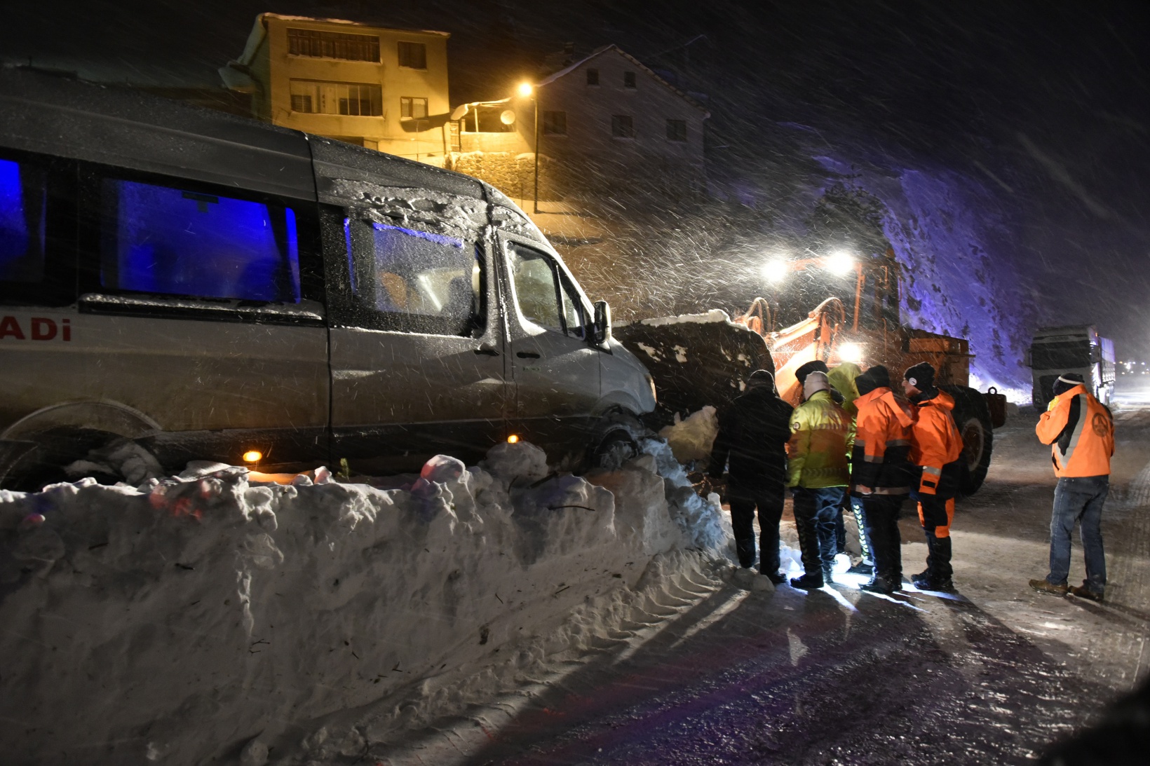 Çığdan zarar gören yolcu minibüsünün şoförü o anları anlattı 36