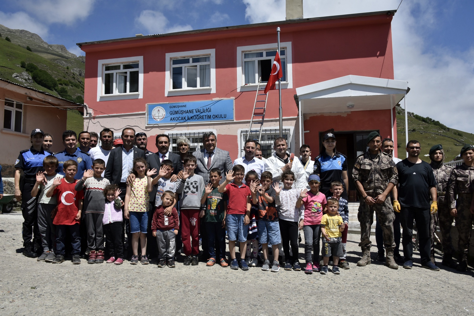 Gümüşhane’deki en uzak köy okulunun tamiratını polisler yaptı 1