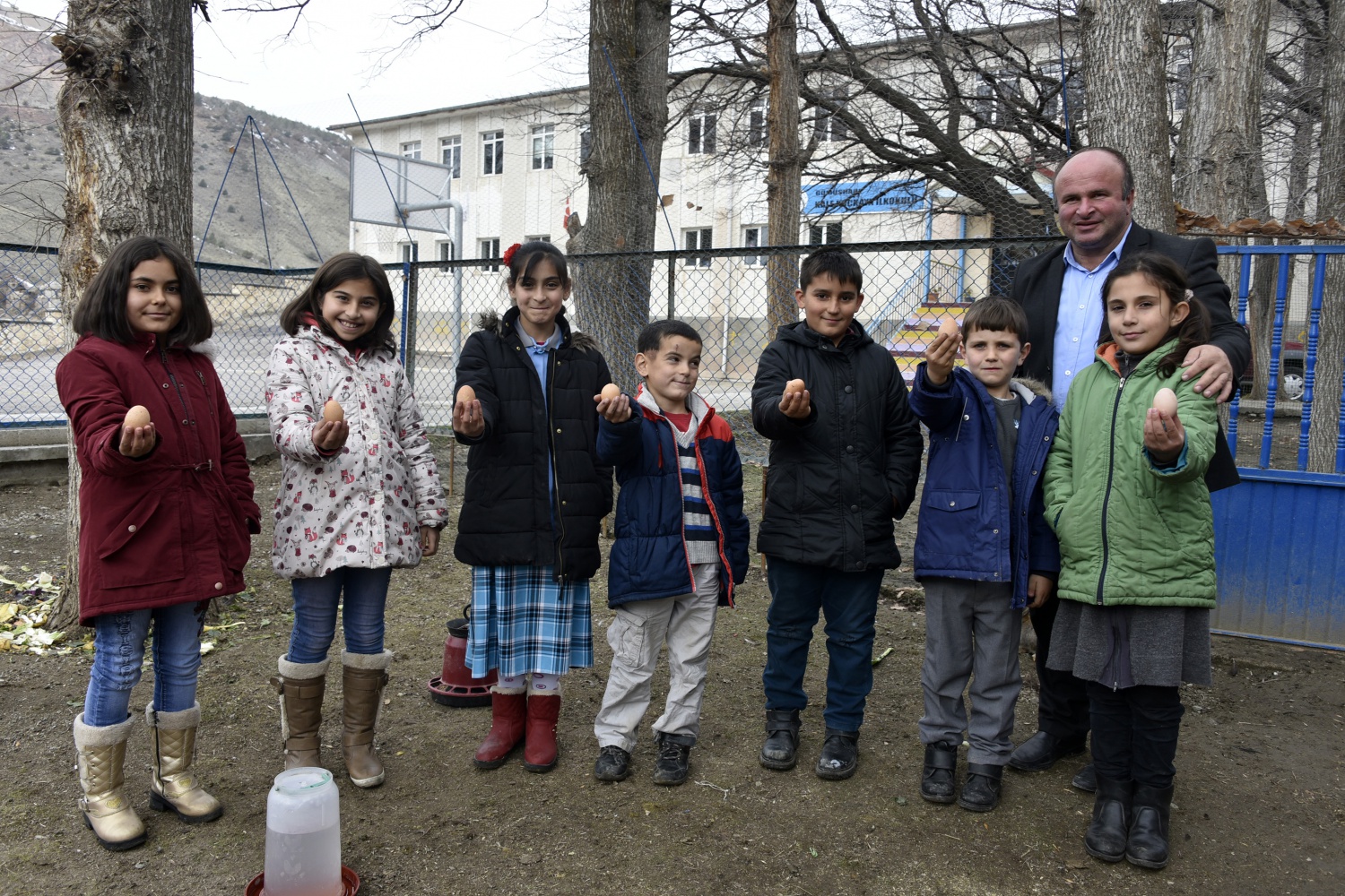 Köy okulunda mini hayvanat bahçesi kurdular 7