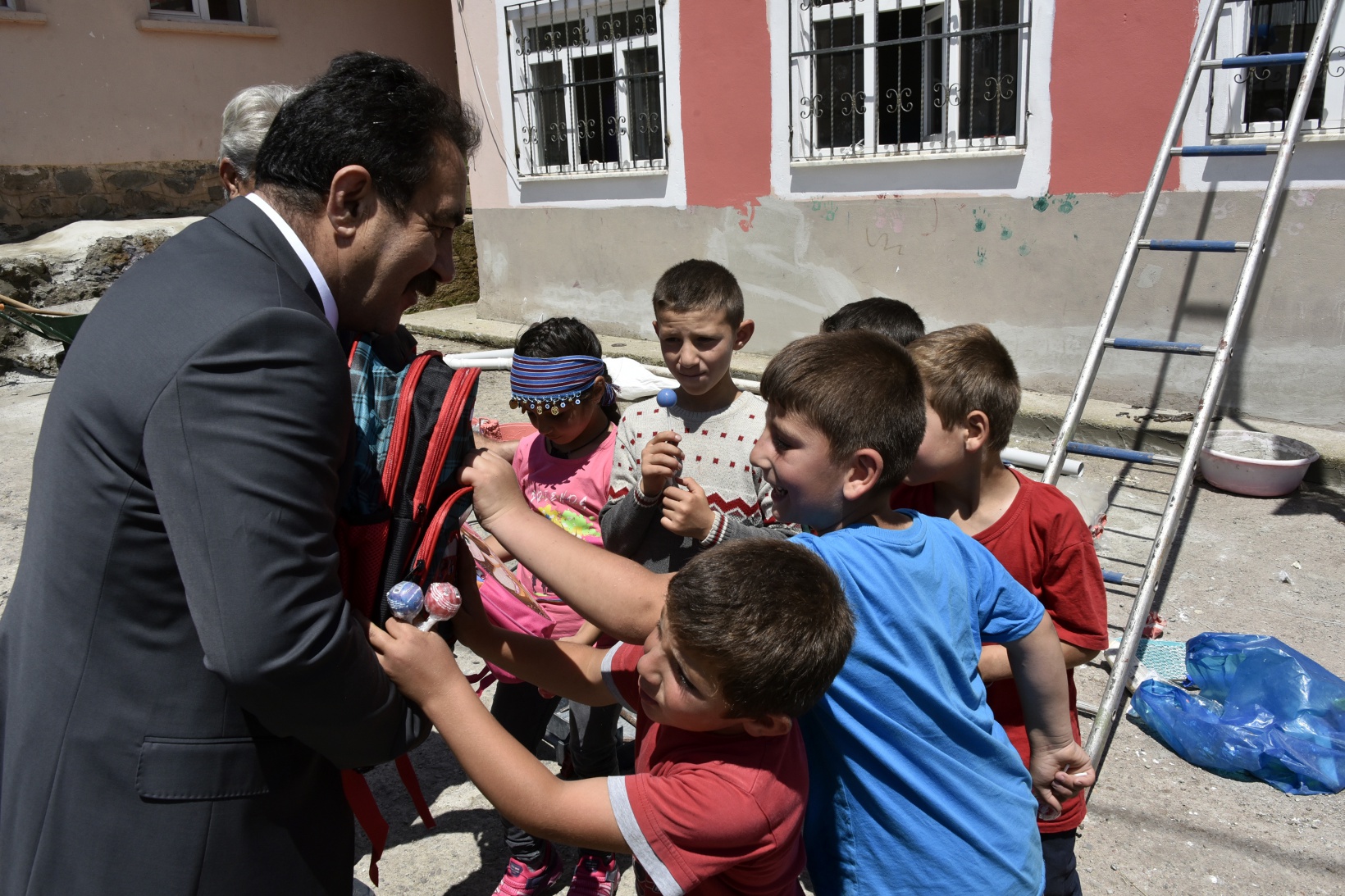 Gümüşhane’deki en uzak köy okulunun tamiratını polisler yaptı 17