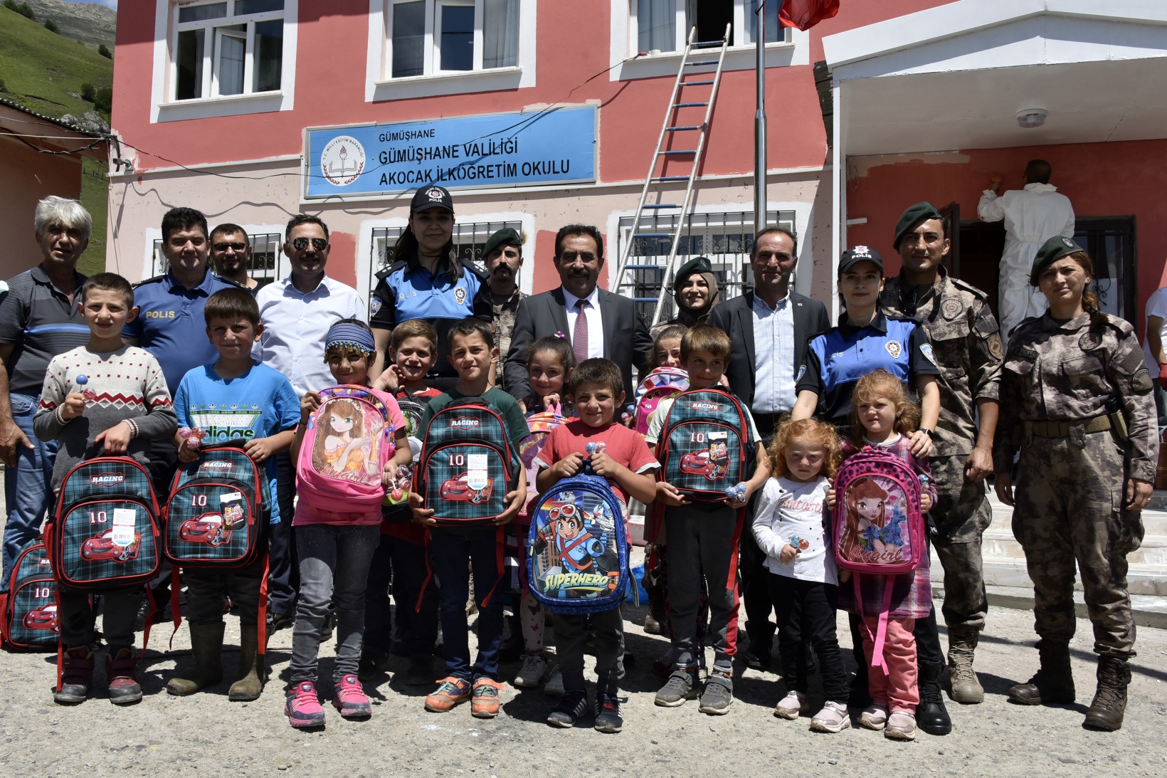 Gümüşhane’deki en uzak köy okulunun tamiratını polisler yaptı 22