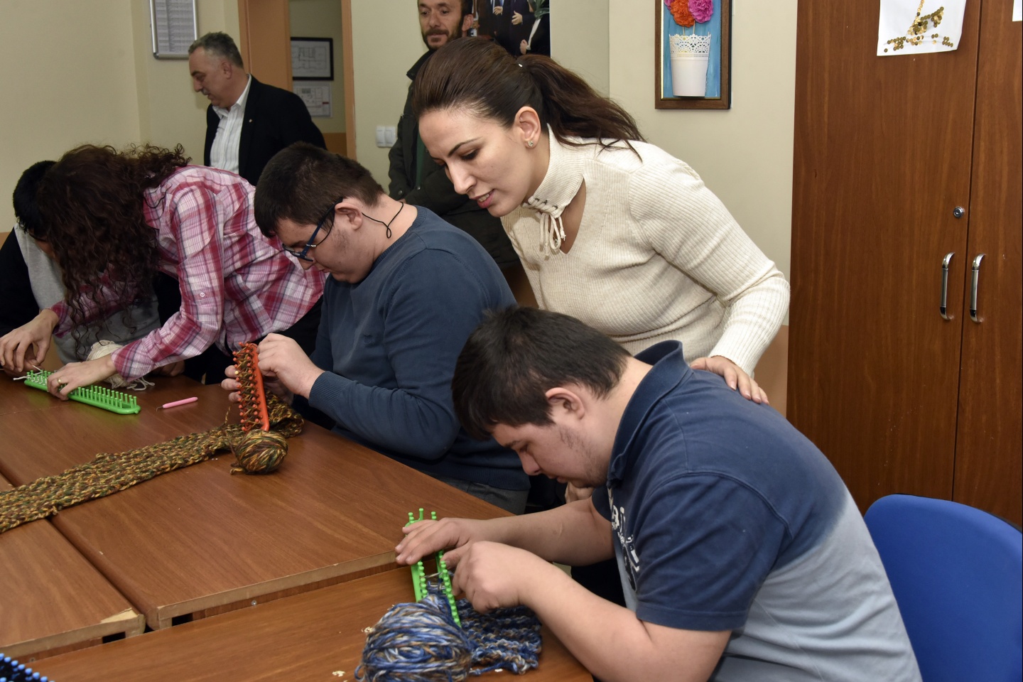 Engellerini örgü örerek aşıyorlar 3