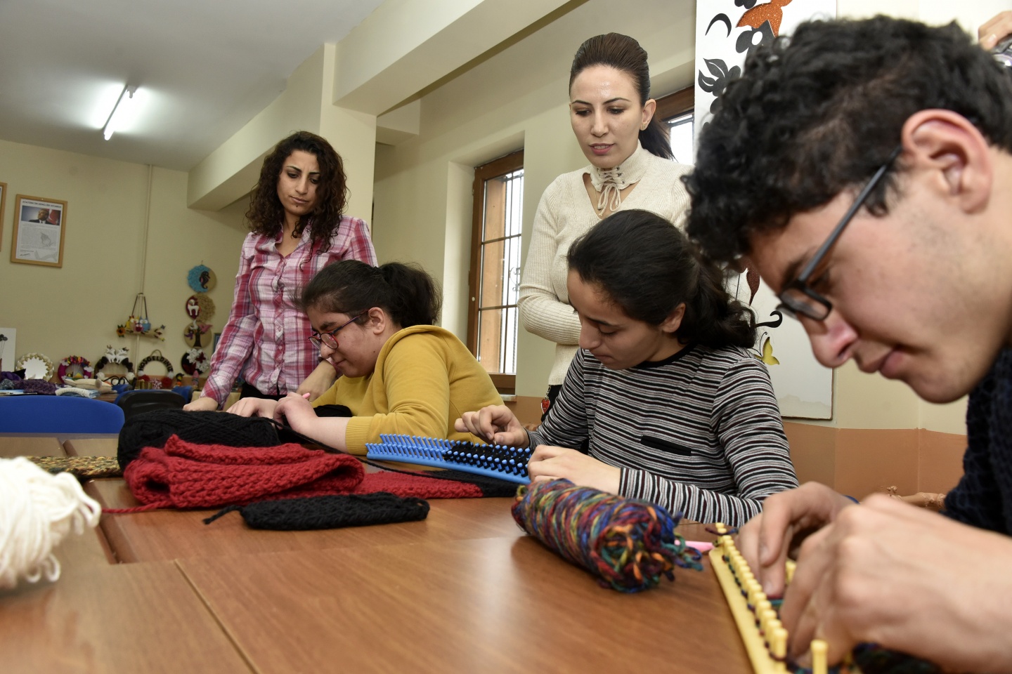 Engellerini örgü örerek aşıyorlar 5