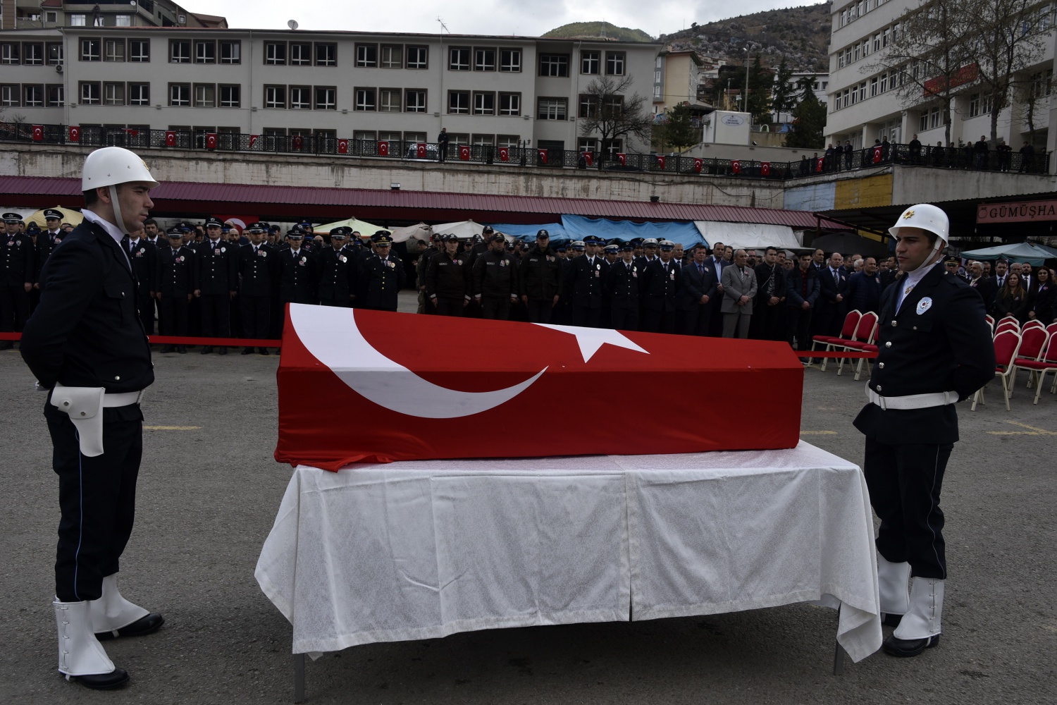 Pehlivan müdür memleketine uğurlandı 26