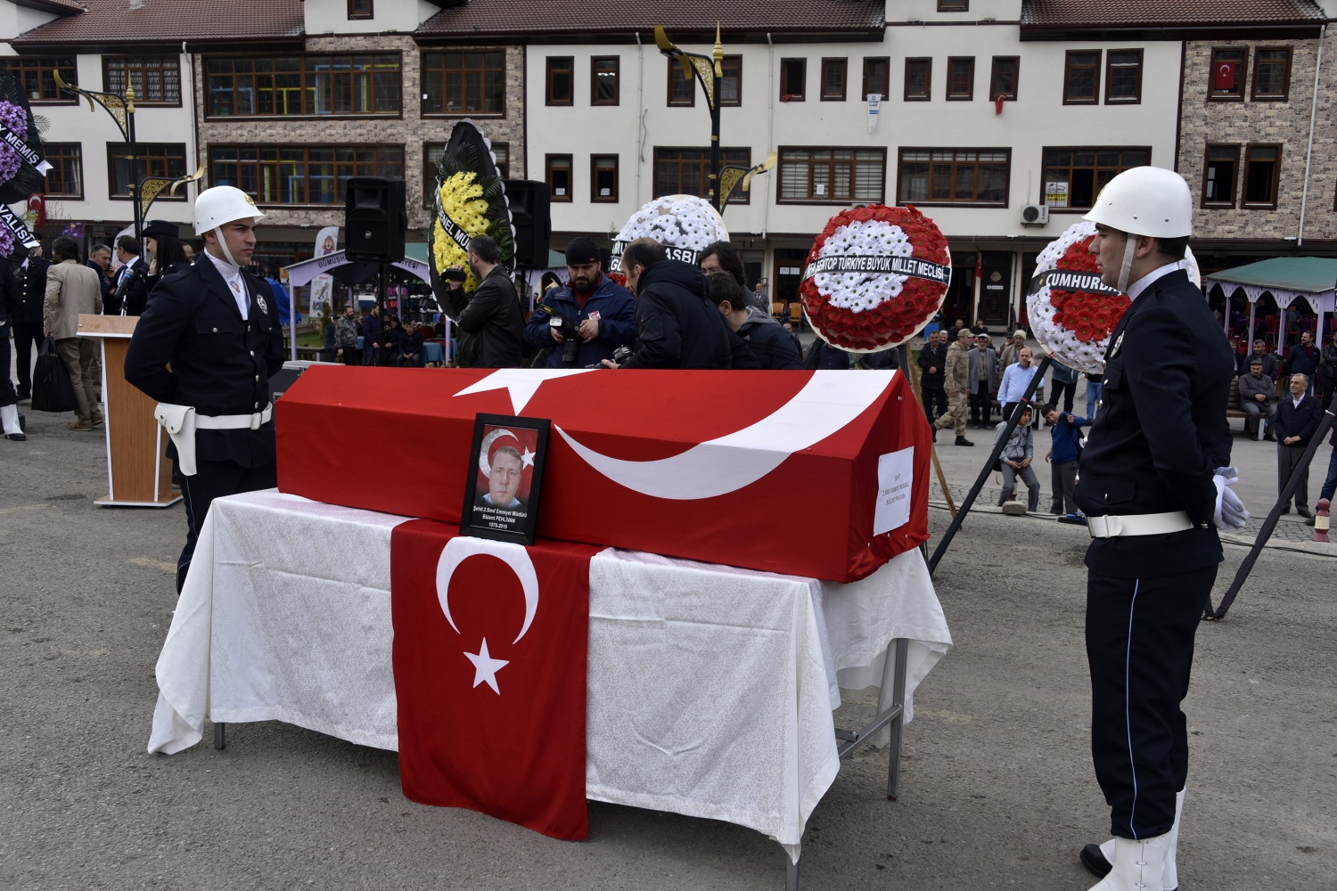 Pehlivan müdür memleketine uğurlandı 41