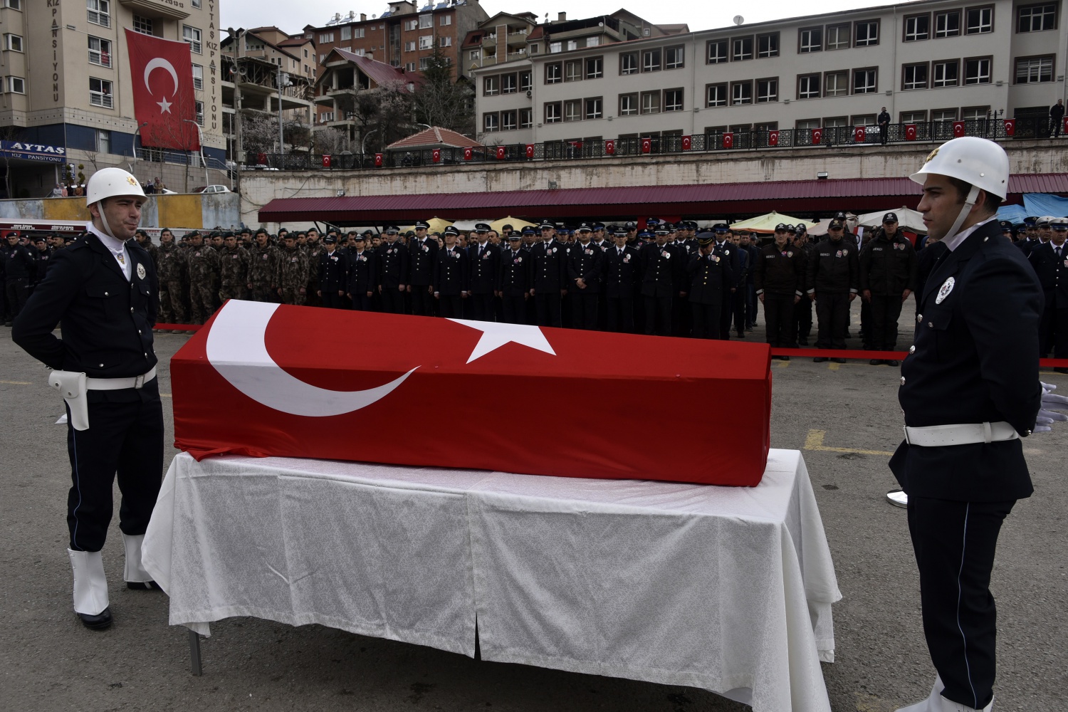 Pehlivan müdür memleketine uğurlandı 45