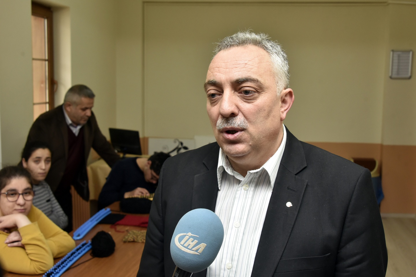 Engellerini örgü örerek aşıyorlar 12