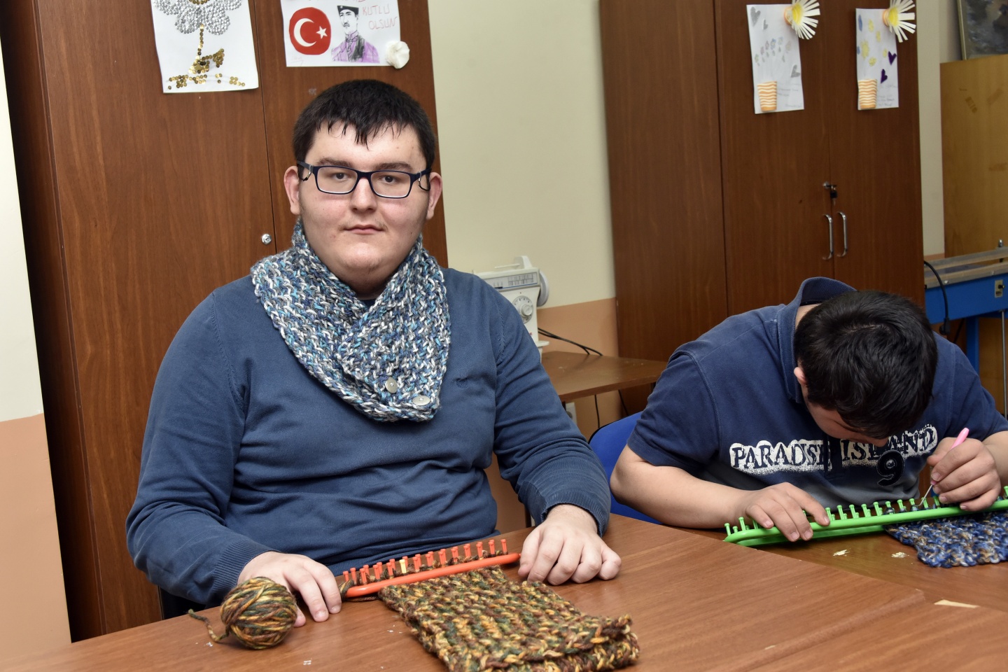 Engellerini örgü örerek aşıyorlar 13