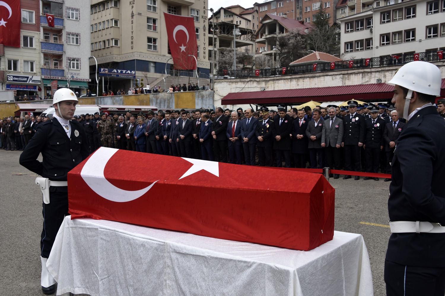 Pehlivan müdür memleketine uğurlandı 31