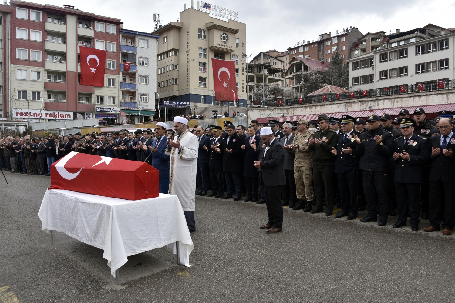 Pehlivan müdür memleketine uğurlandı 24