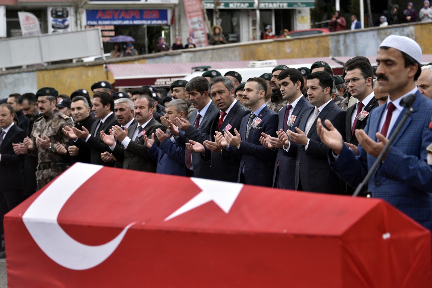 Pehlivan müdür memleketine uğurlandı 15