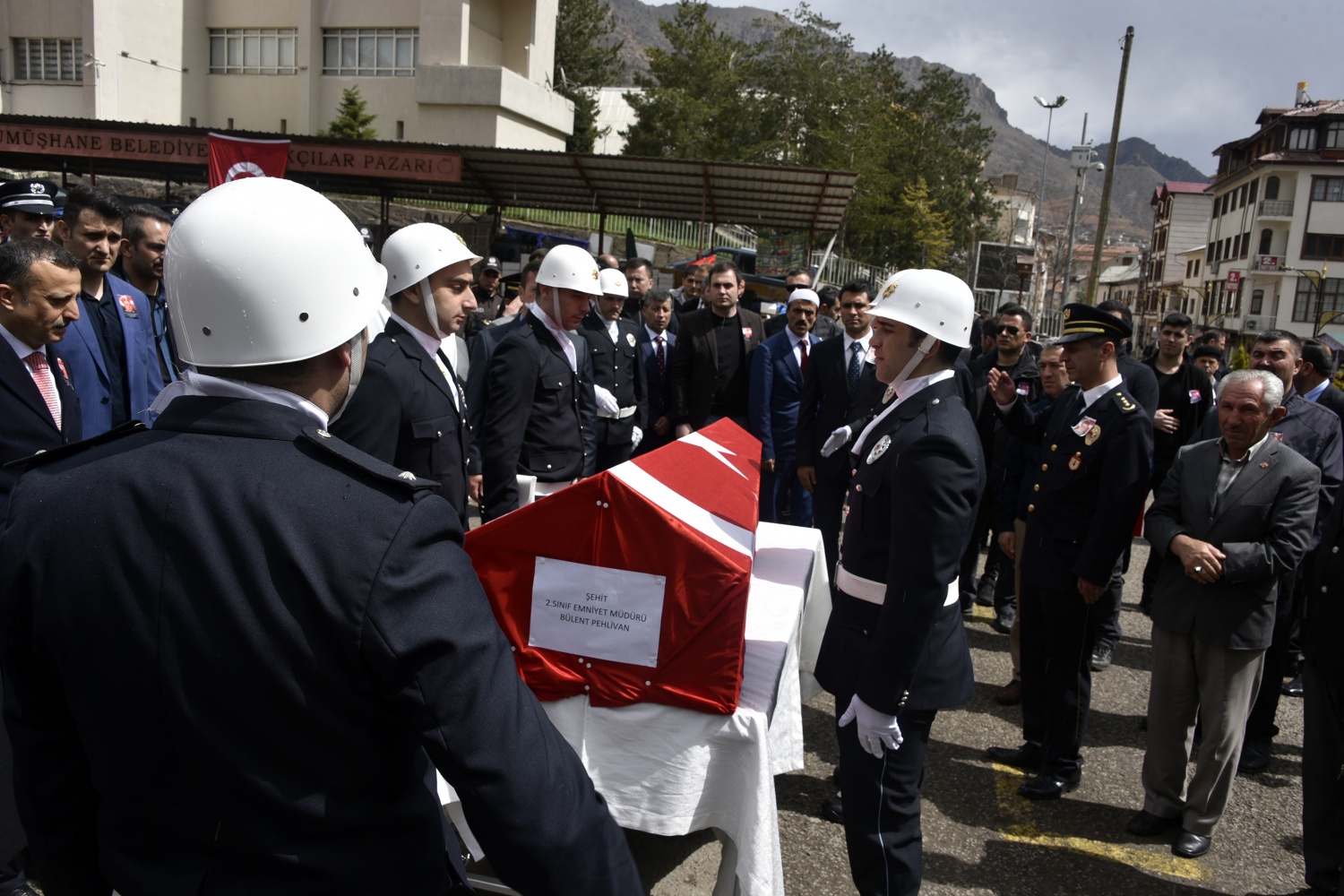 Pehlivan müdür memleketine uğurlandı 32
