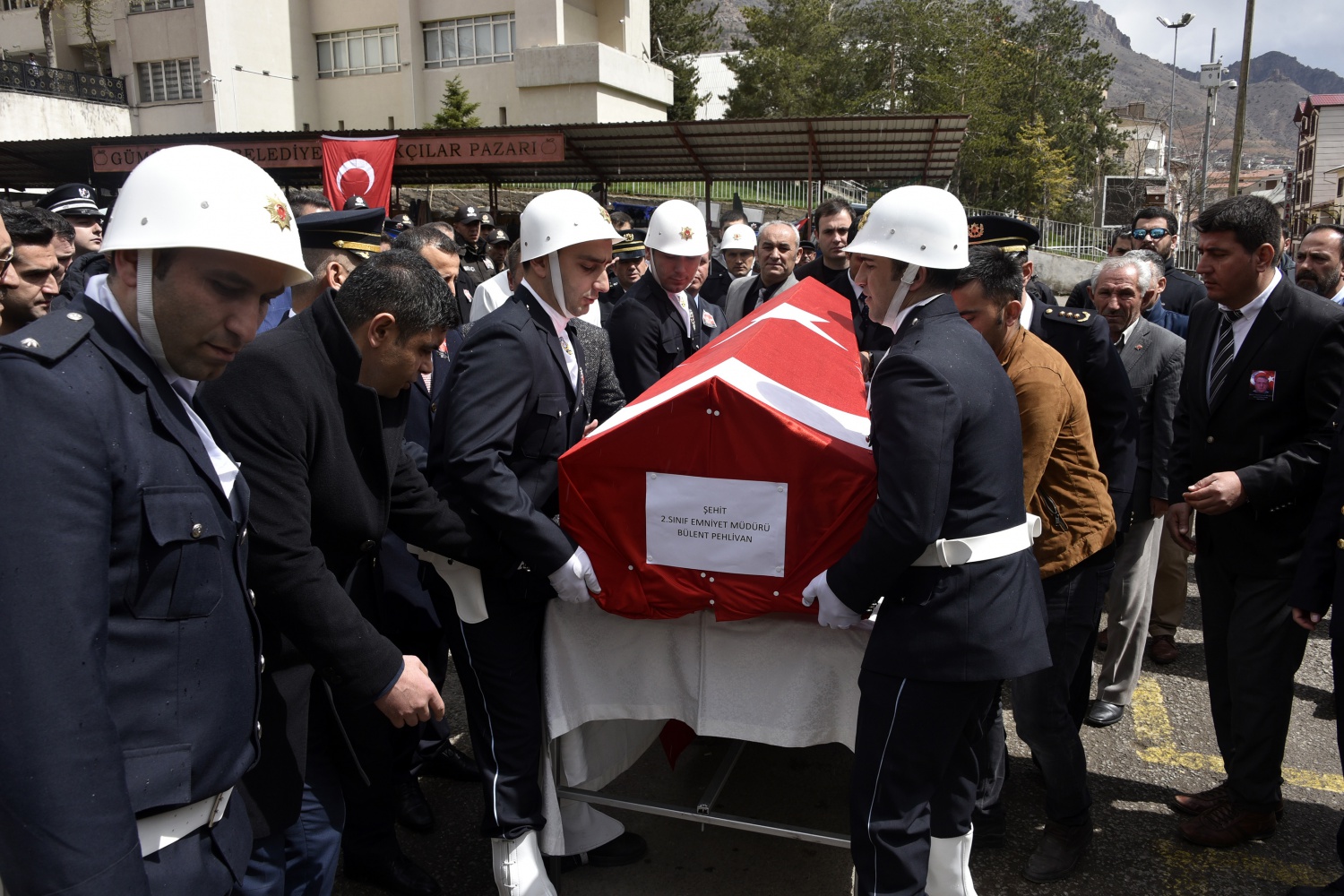 Pehlivan müdür memleketine uğurlandı 13