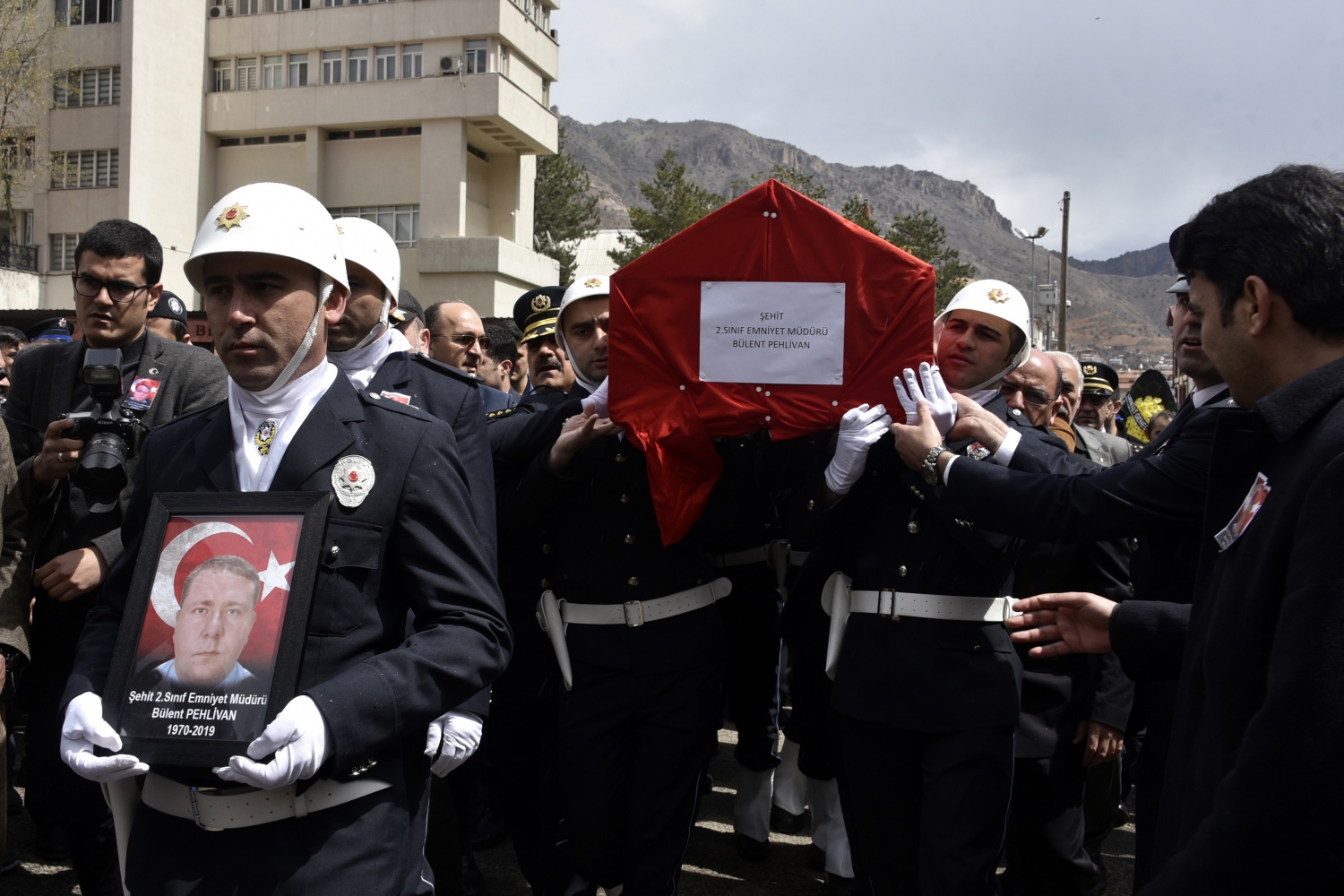 Pehlivan müdür memleketine uğurlandı 6