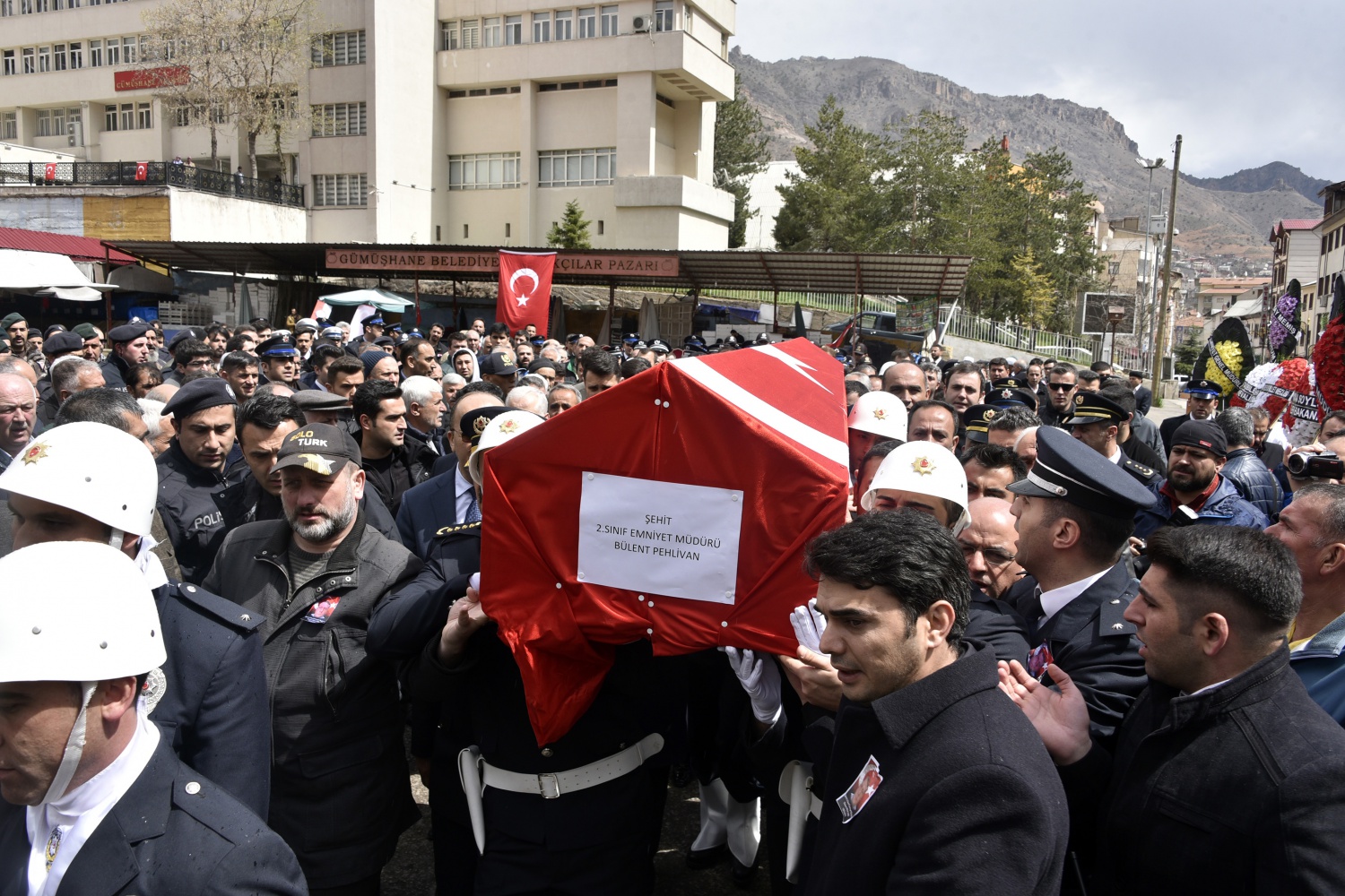 Pehlivan müdür memleketine uğurlandı 27