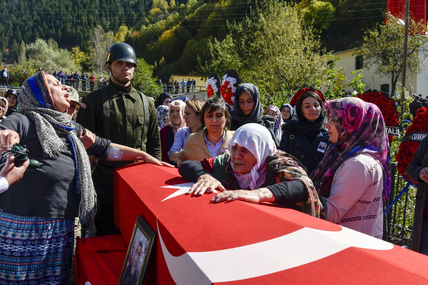 Şehit Uzman Çavuş Tunçel son yolculuğuna uğurlandı 17