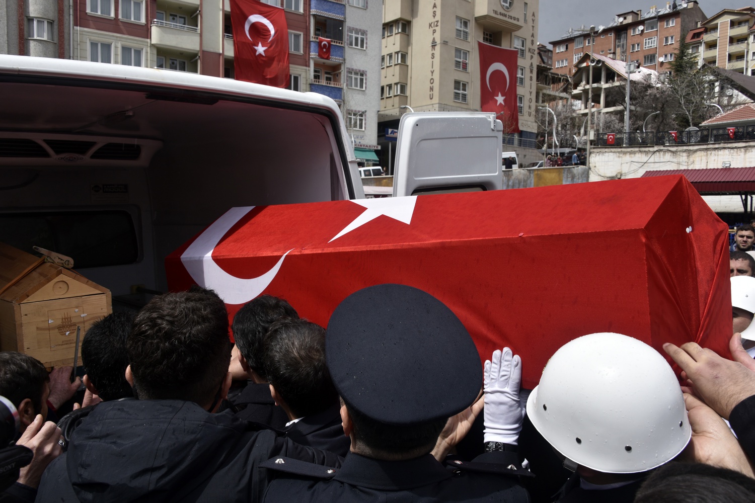 Pehlivan müdür memleketine uğurlandı 12