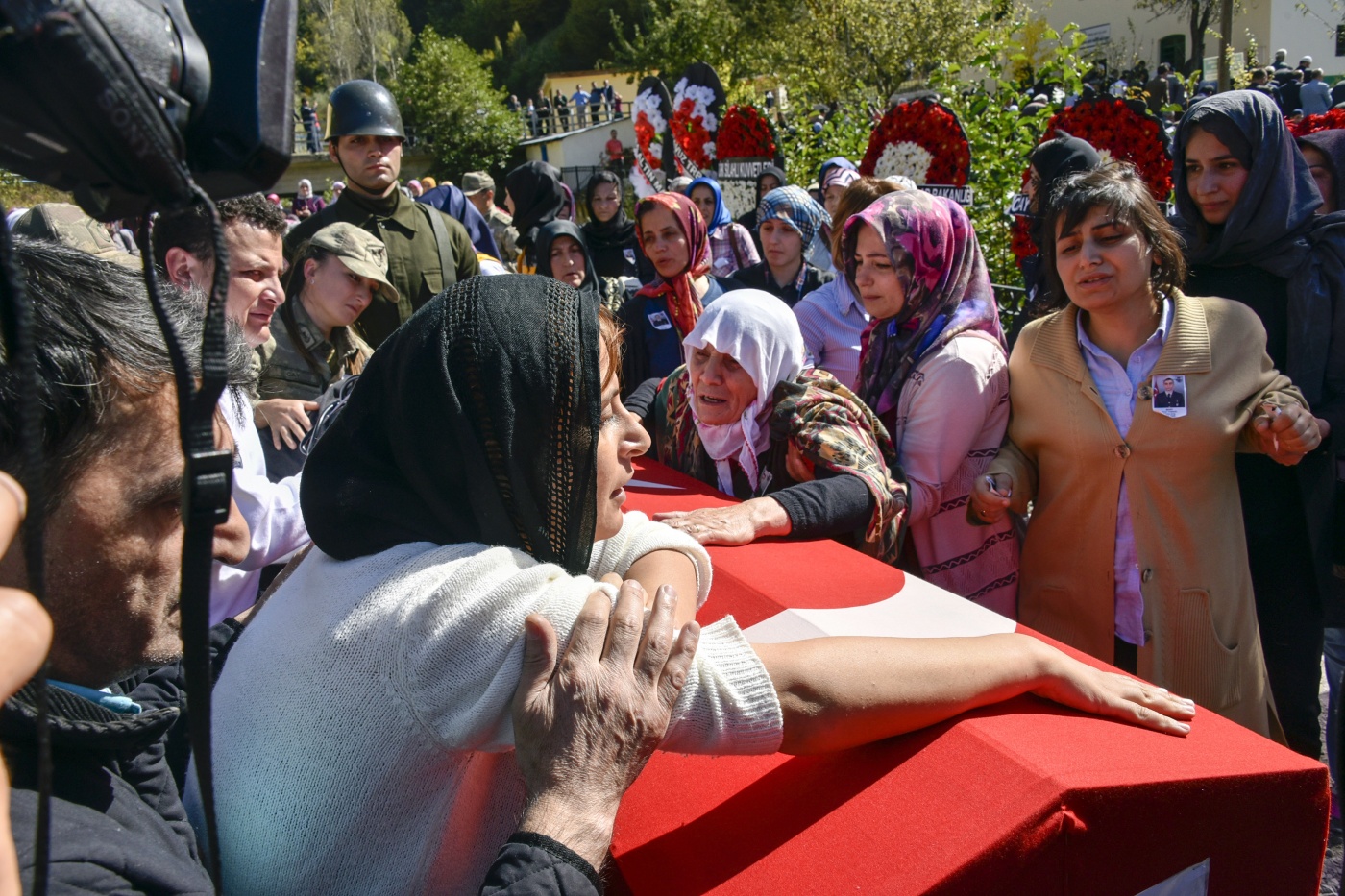 Şehit Uzman Çavuş Tunçel son yolculuğuna uğurlandı 13