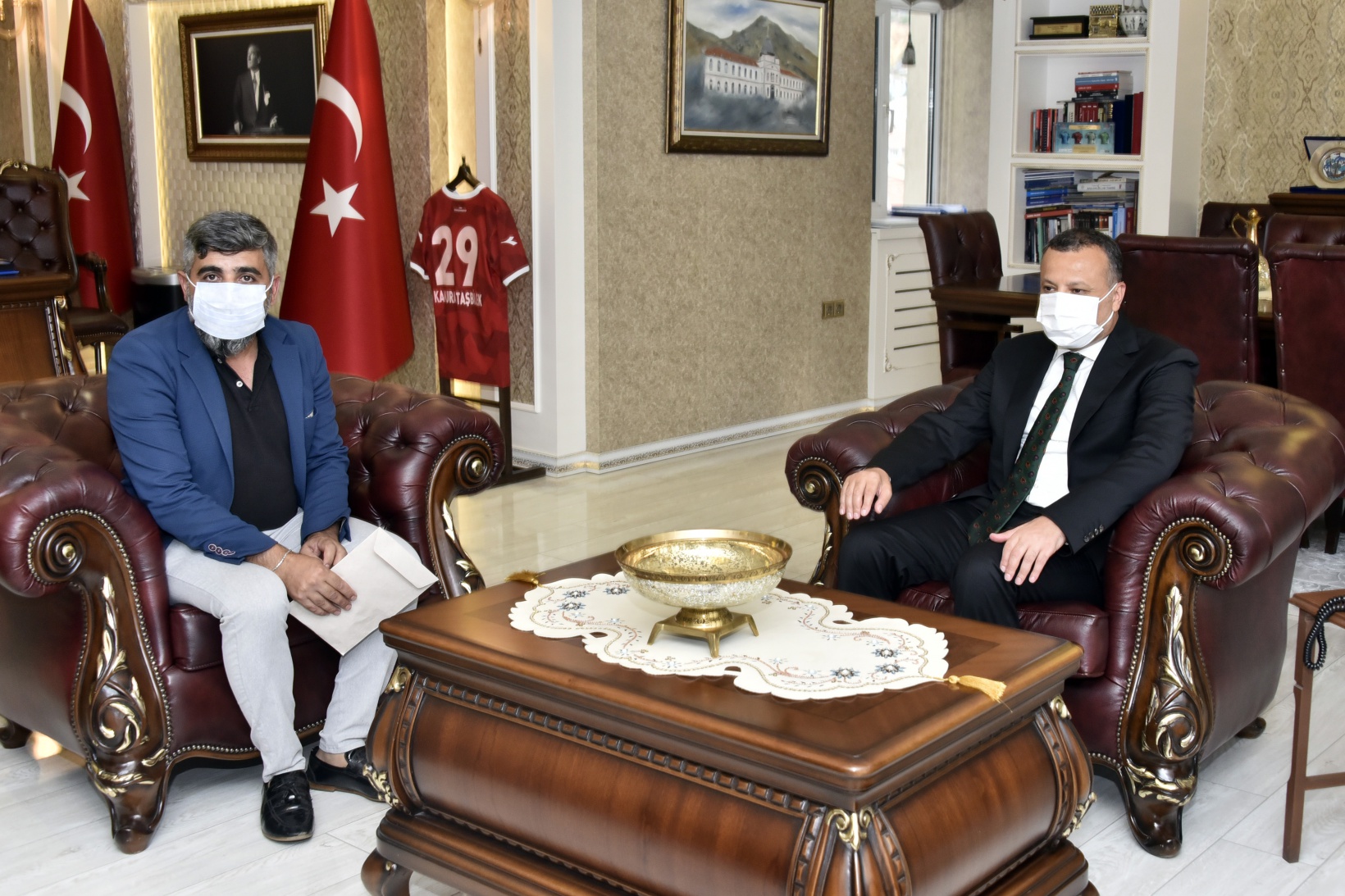 Bir haftalık kazancını yangın bölgesindeki o yaşlı çifte yolladı 3