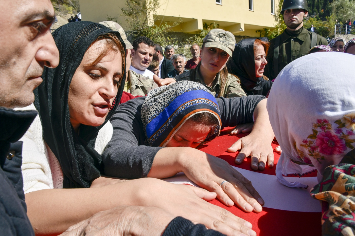 Şehit Uzman Çavuş Tunçel son yolculuğuna uğurlandı 15
