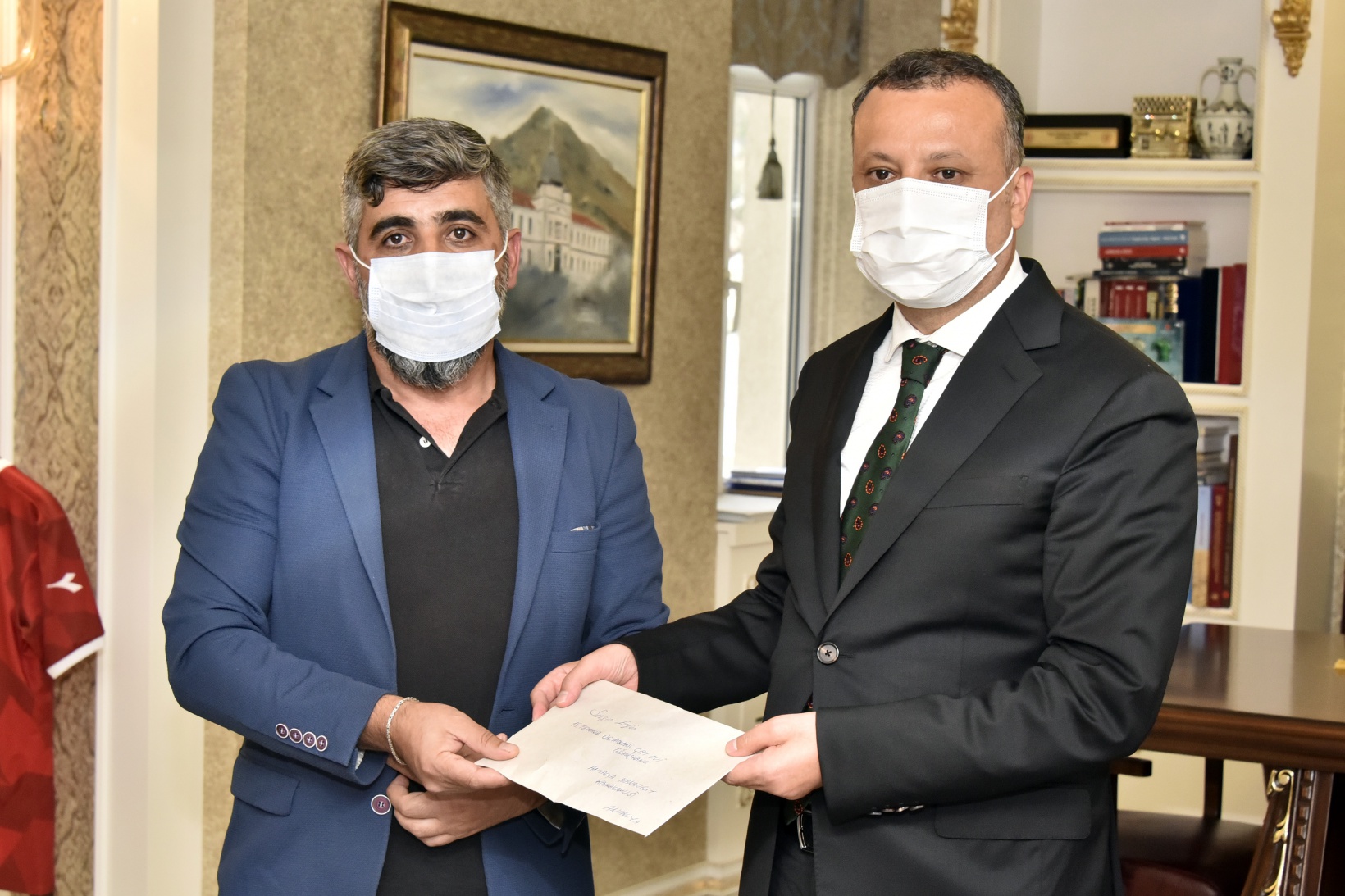 Bir haftalık kazancını yangın bölgesindeki o yaşlı çifte yolladı 1