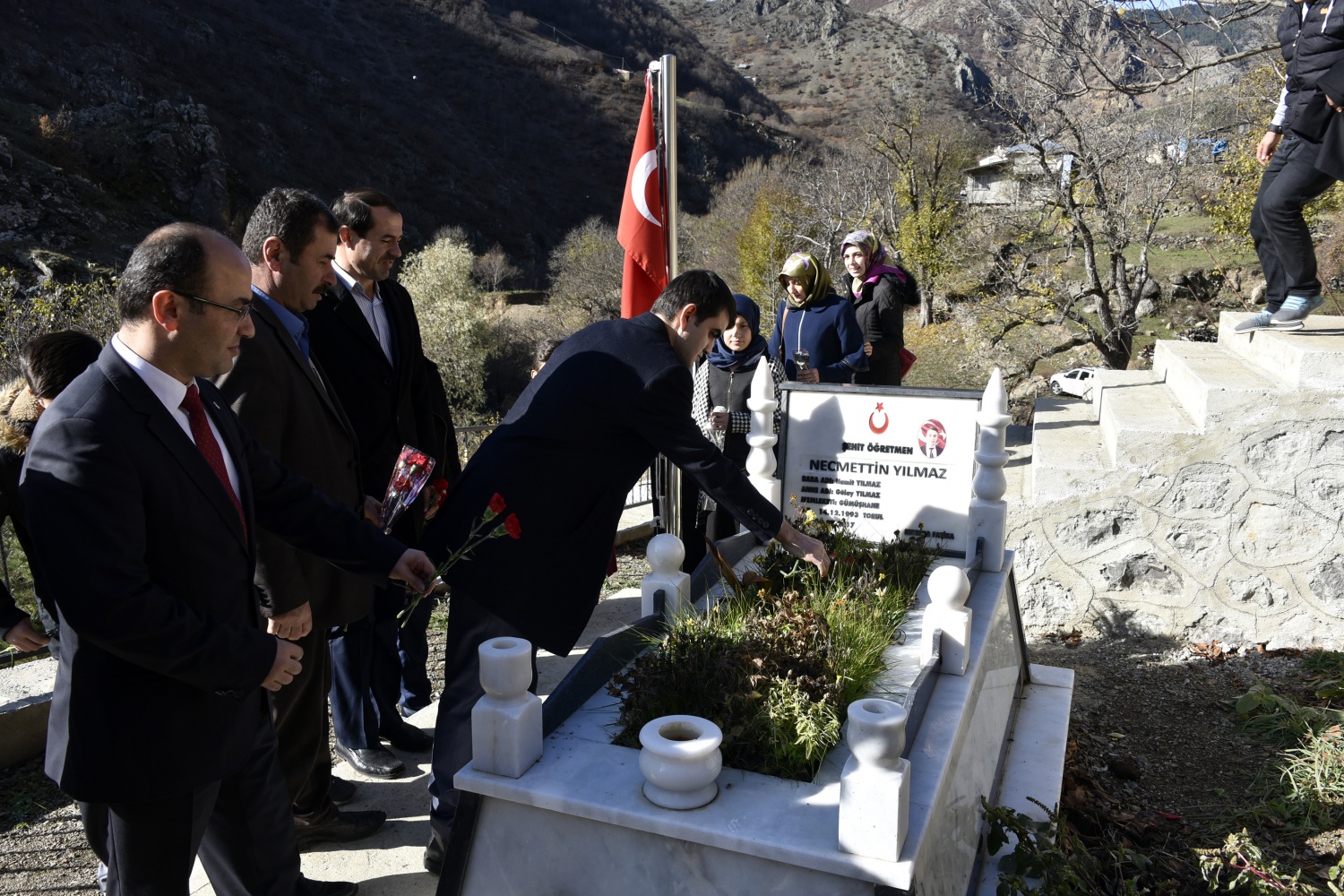 Şehit Öğretmen Necmettin Yılmaz’ın mezarına ziyaretçi akını 3