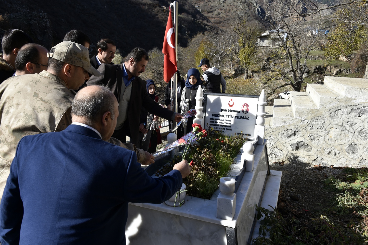 Şehit Öğretmen Necmettin Yılmaz’ın mezarına ziyaretçi akını 5
