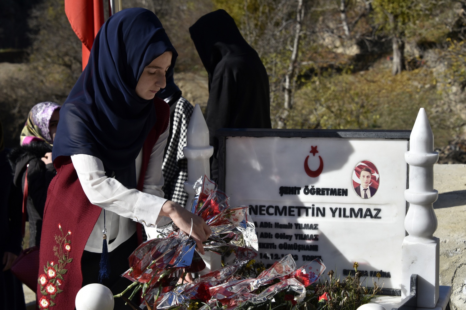 Şehit Öğretmen Necmettin Yılmaz’ın mezarına ziyaretçi akını 2