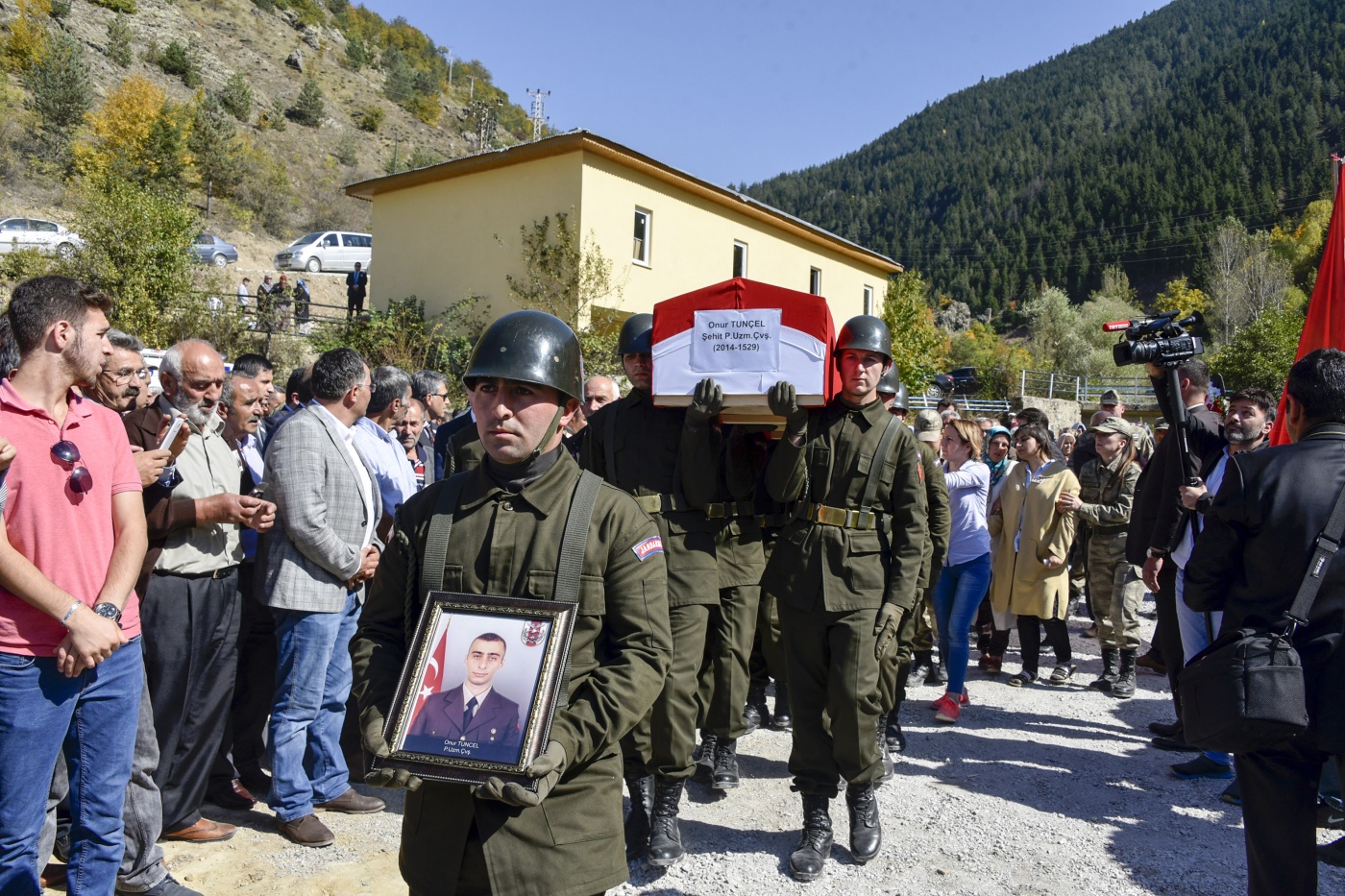 Şehit Uzman Çavuş Tunçel son yolculuğuna uğurlandı 19