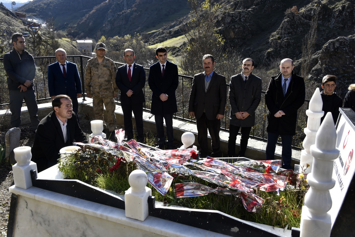 Şehit Öğretmen Necmettin Yılmaz’ın mezarına ziyaretçi akını 7