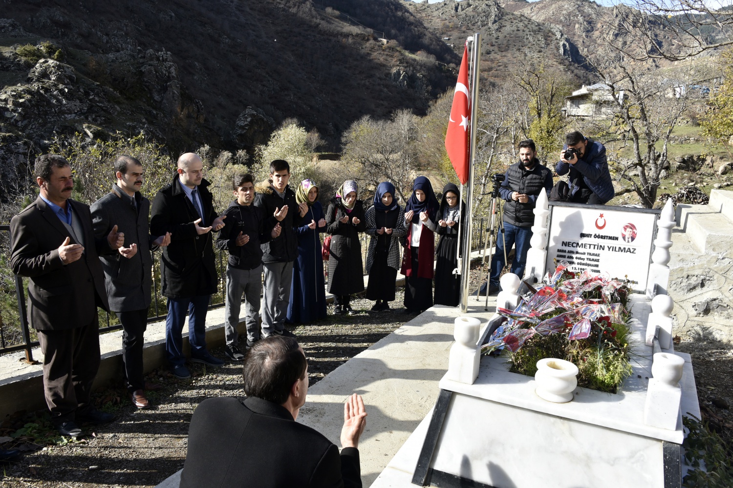 Şehit Öğretmen Necmettin Yılmaz’ın mezarına ziyaretçi akını 9