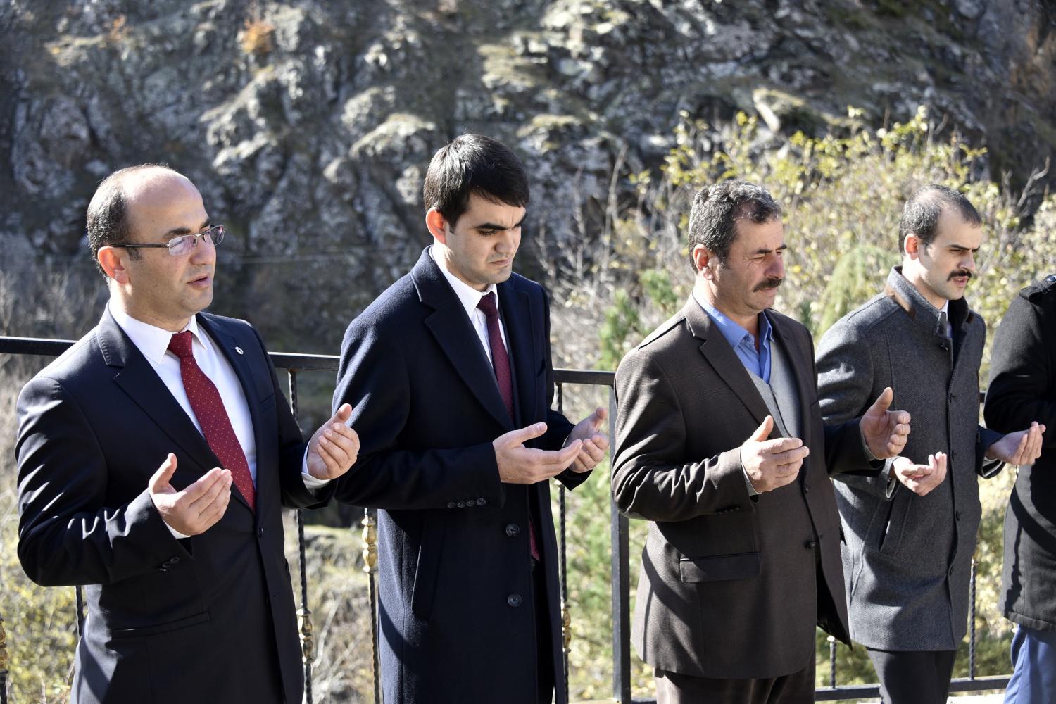 Şehit Öğretmen Necmettin Yılmaz’ın mezarına ziyaretçi akını 11