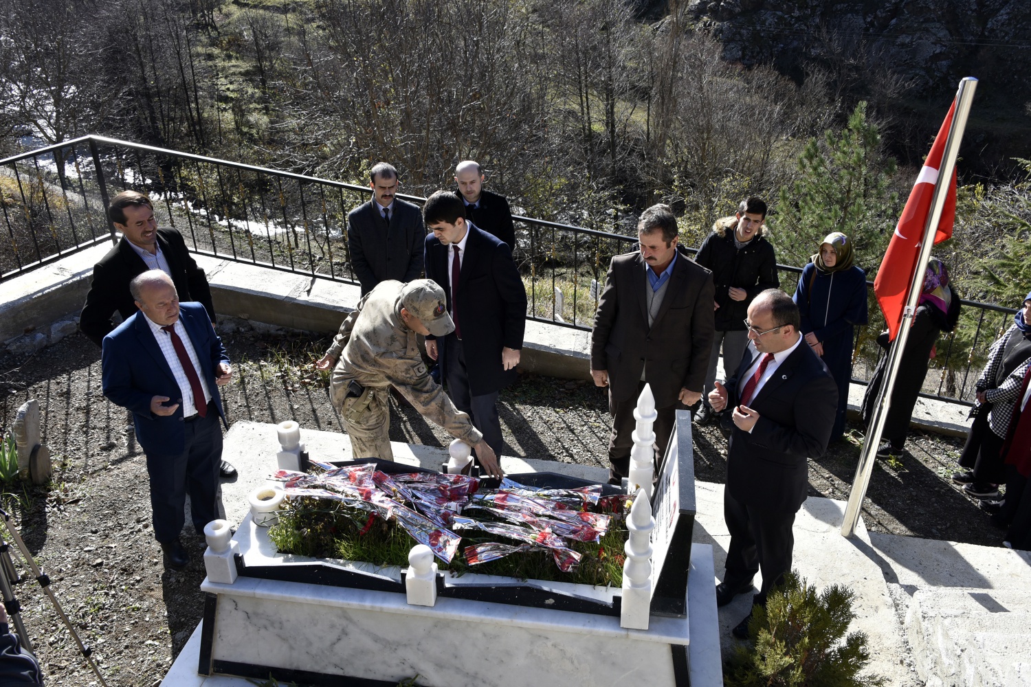 Şehit Öğretmen Necmettin Yılmaz’ın mezarına ziyaretçi akını 15