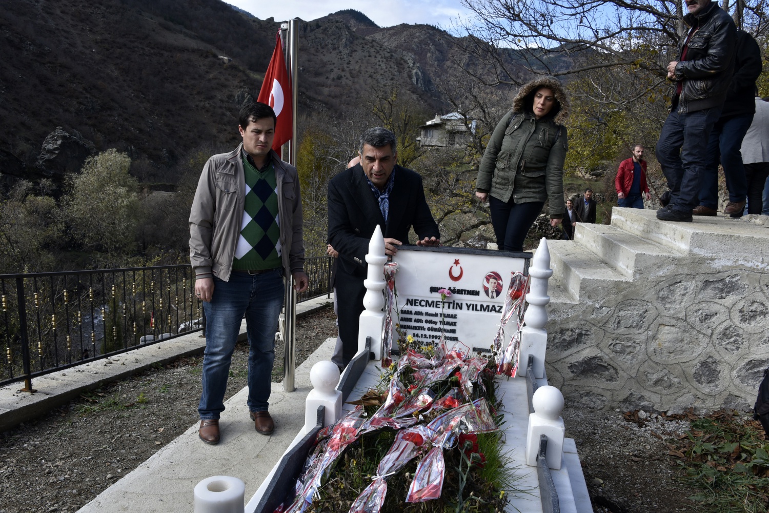 Şehit Öğretmen Necmettin Yılmaz’ın mezarına ziyaretçi akını 12