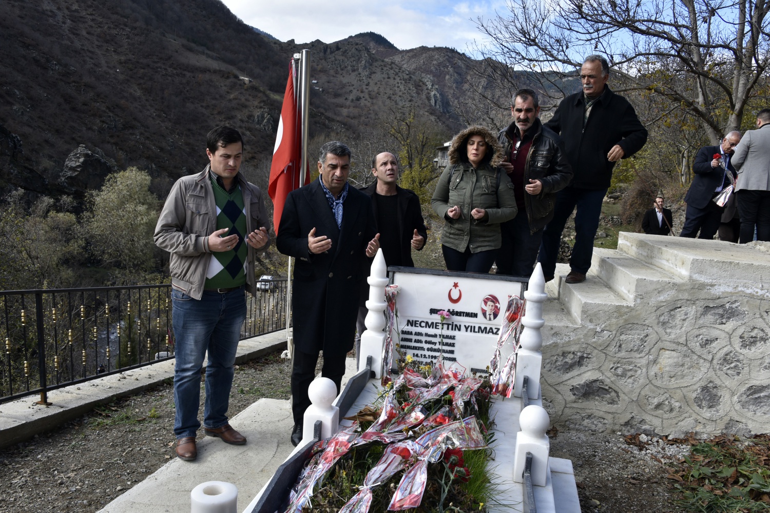 Şehit Öğretmen Necmettin Yılmaz’ın mezarına ziyaretçi akını 17