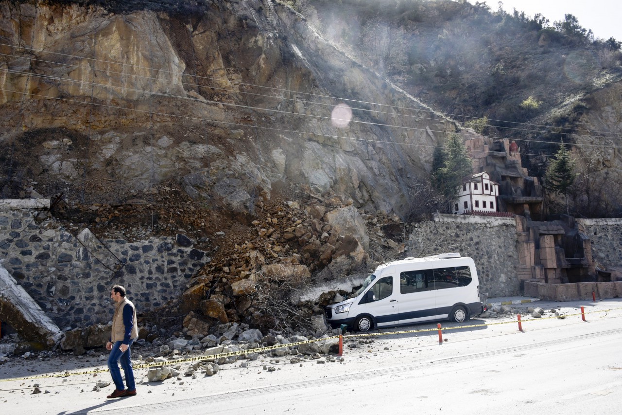 Gümüşhane Kayalar Park Halindeki Aracın Üzerine Düştü 9