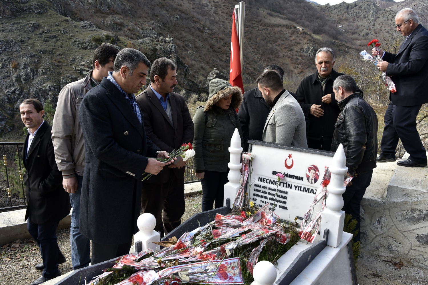 Şehit Öğretmen Necmettin Yılmaz’ın mezarına ziyaretçi akını 16