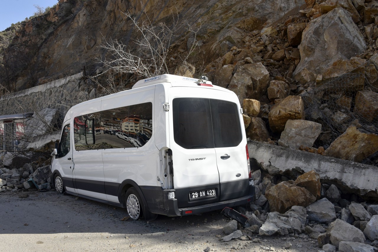 Gümüşhane Kayalar Park Halindeki Aracın Üzerine Düştü 10