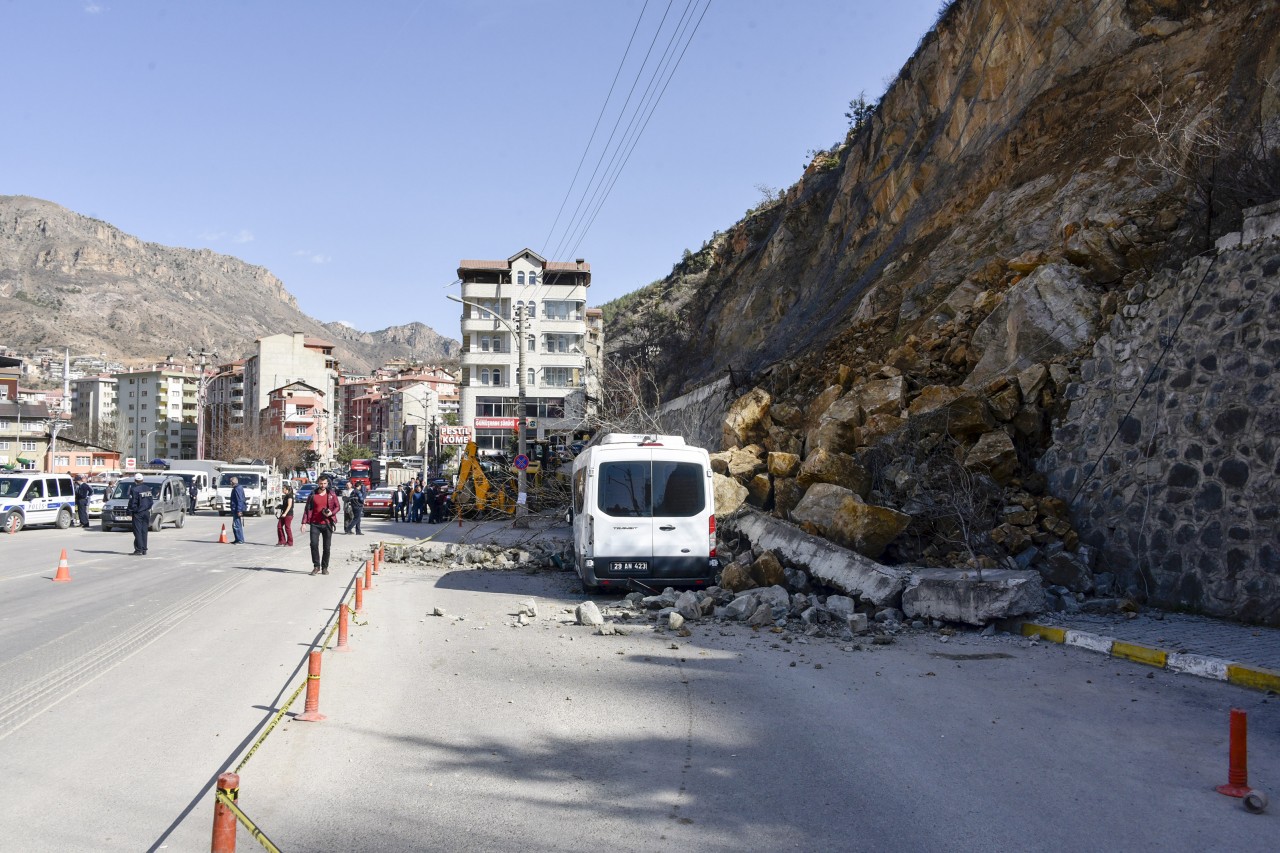 Gümüşhane Kayalar Park Halindeki Aracın Üzerine Düştü 11