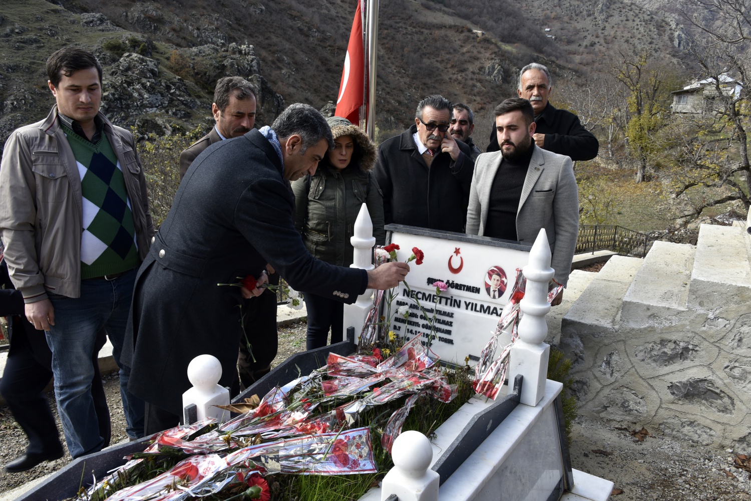 Şehit Öğretmen Necmettin Yılmaz’ın mezarına ziyaretçi akını 19